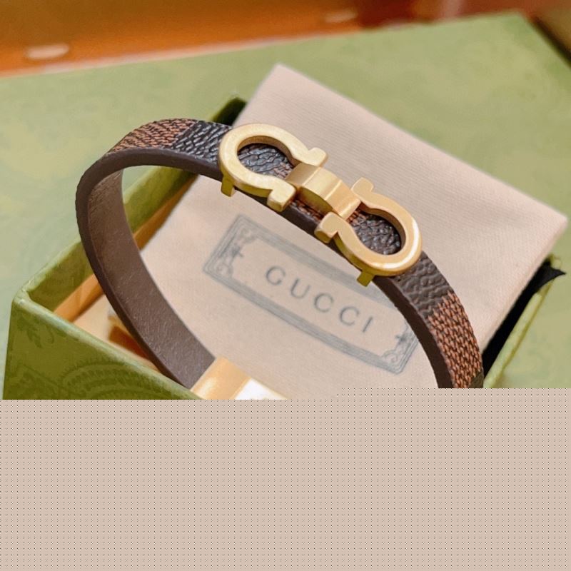 G*u*i bracelets